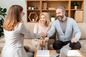  rencontre d'un couple avec un avocat après la signature des documents d'homologation 